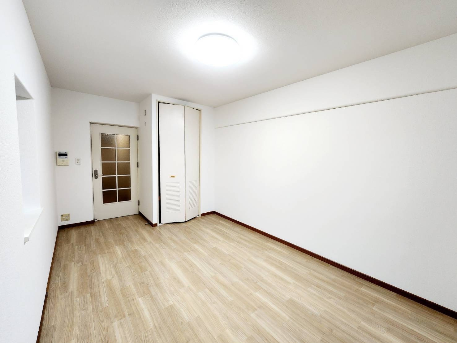 メゾンドルノン3階の洋室|リフォーム済みで壁紙もきれいになっています。