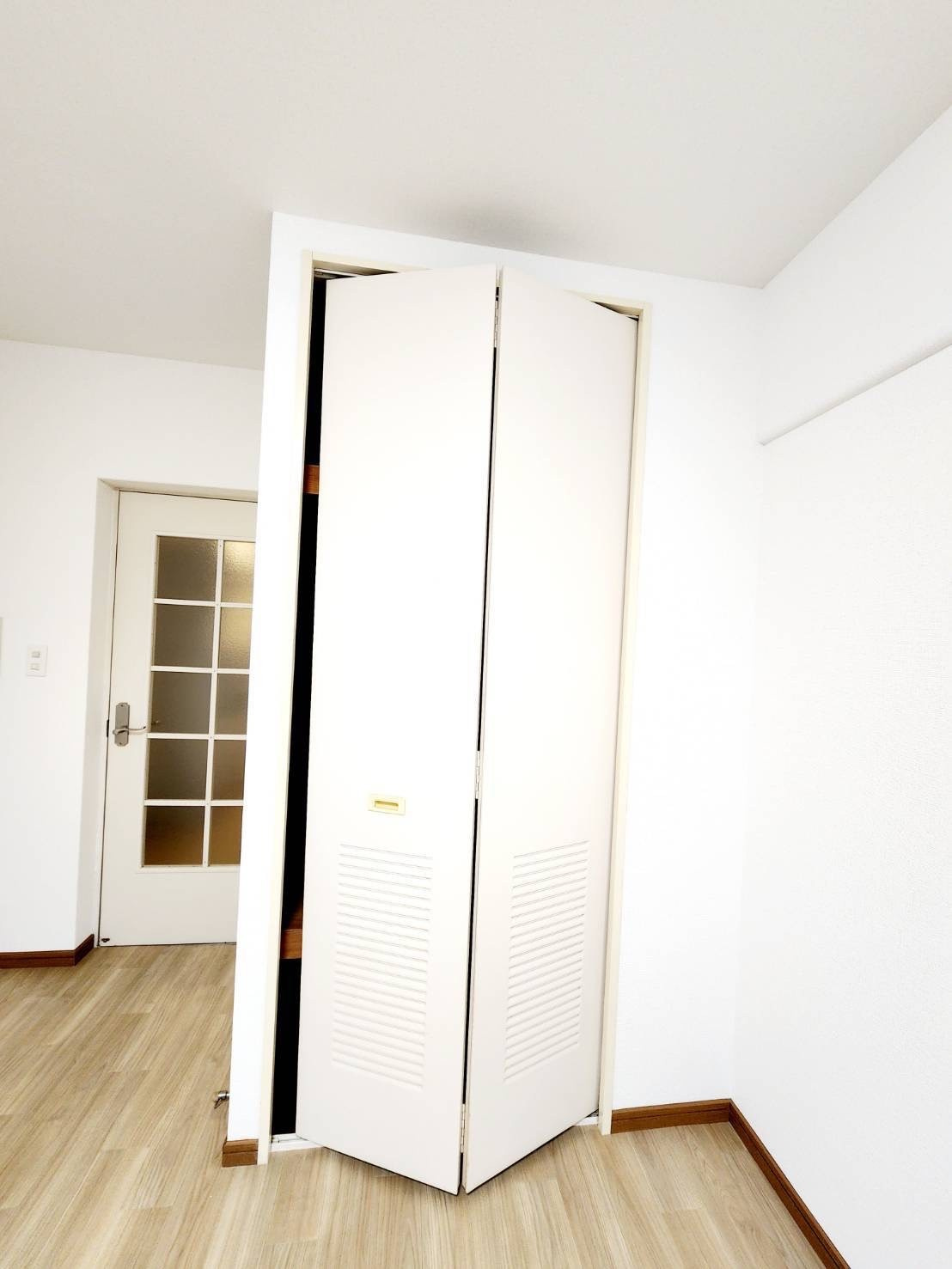 メゾンドルノン3階の洋室