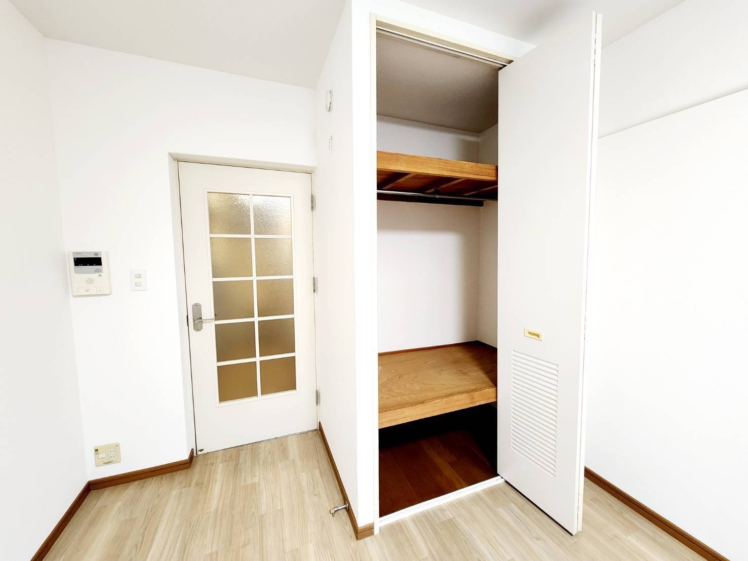 メゾンドルノン3階の洋室|収納スペースもたっぷりあります。