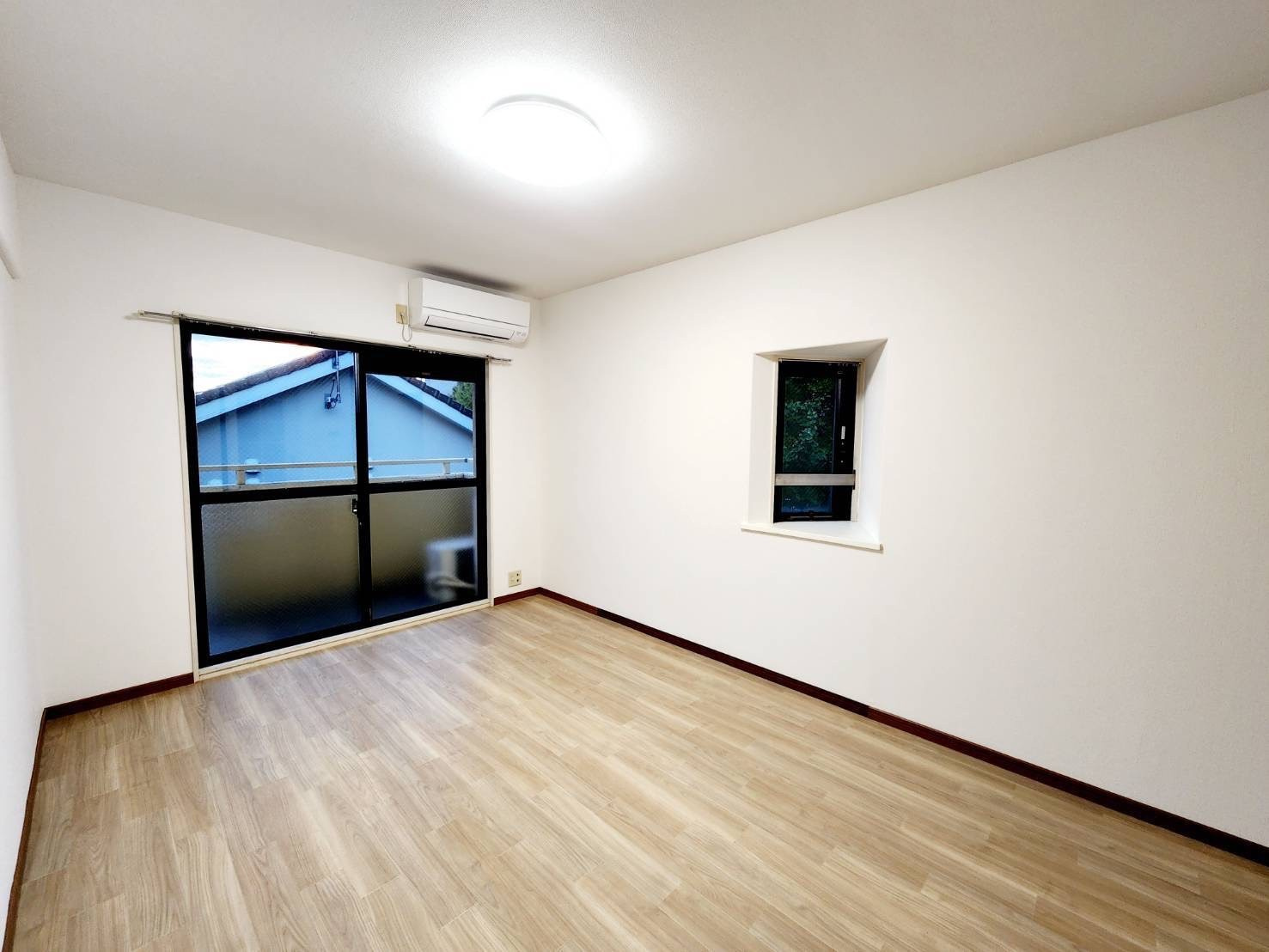 メゾンドルノン3階の洋室|バルコニーと出窓から光が入ります。