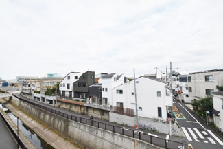 【展望】 | 眼前に広がる空の雄大さと、このお部屋の自慢の一つである「眺望」をご覧ください。毎日、この景色を独り占めできる新生活に夢が広がります。～即日のご見学可能～　お問合せはお気軽にどうぞ。