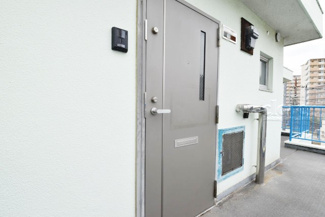 【その他共用部分】 | 皆様をお迎えする、お部屋の玄関ドア。開けやすさや開放角度、ドアノブの操作しやすさや鍵の形状などを、現地で一度ご確認ください。～即日のご見学可能～　お問合せはお気軽にどうぞ。