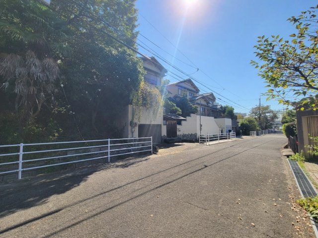 奈良市藤ノ木台4丁目戸建ての前面道路含む現地写真