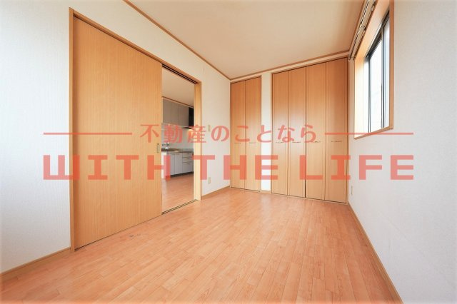 サンリバー大石【キャッシュバック対象物件】の寝室|開放的な寝室です