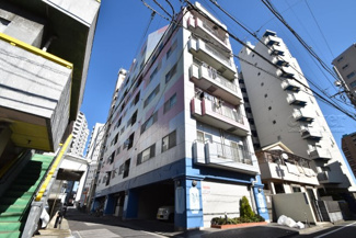 【外観】 | 青空によく映える建物です。手入れの行き届いた外壁やマンション正面エントランスなど、綺麗な姿をぜひ一度、現地にてご覧ください。～即日のご見学可能～　お問合せはお気軽にどうぞ。
