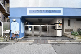 【エントランス】 | お客様を、そして住人を出迎えてくれるマンションのエントランス。ゴミが落ちていないことからも、管理状態の良さや住民の節度の高さが見て取れます。～即日のご見学可能～　お問合せはお気軽にどうぞ。
