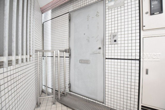 【その他共用部分】 | 皆様をお迎えする、お部屋の玄関ドア。開けやすさや開放角度、ドアノブの操作しやすさや鍵の形状などを、現地で一度ご確認ください。～即日のご見学可能～　お問合せはお気軽にどうぞ。