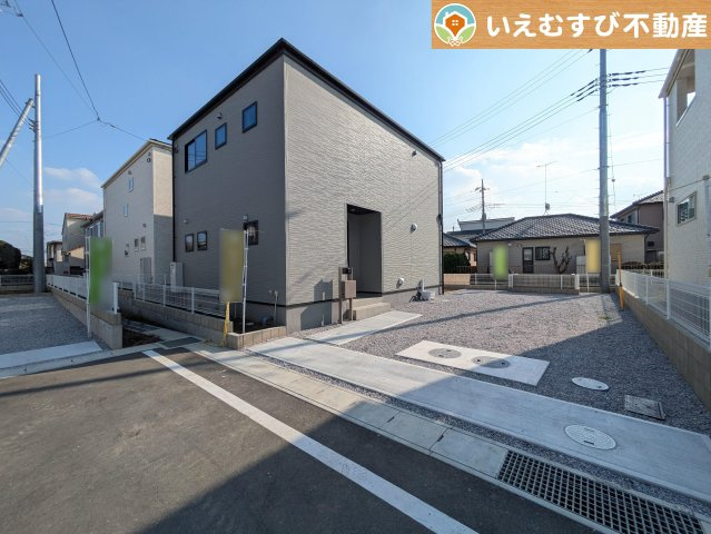 Livele Garden.S　太田第7岩瀬川町の駐車場|3台駐車可能なゆとりのカースペース
複数台車をお持ちでも、お友達が遊びに来てもゆとりの駐車スペース！