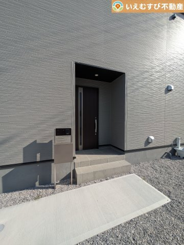 Livele Garden.S　太田第7岩瀬川町のエントランス|ゆとりの広さのポーチ
雨に日でも落ち着いて鍵の開け閉めが出来るゆとりの広さ。駐車場からのアクセスも良好♪