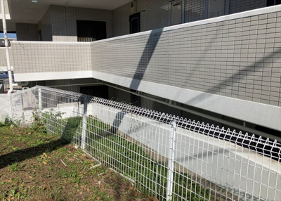 【庭】 | クリオ相武台参番館 | 物件によっては、入居者が個人的に使用できる専用庭がついているものもあります。また、住宅の中にある土間の部分を庭と呼ぶこともあります。庭の用途は住む人によって変わり、それによってデザインもさまざまです。