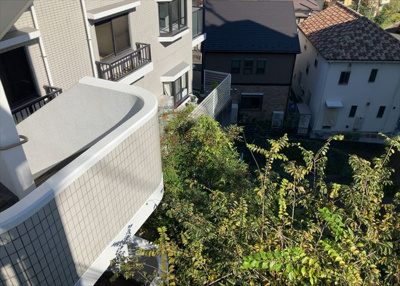 【中庭】 | クリオ相武台参番館 | 中庭（パティオ）とは、一つの建築物の内部に設けられた、壁などで囲われている庭のことを指します。コの字型、ロの字型が主流ですが、L字型の中庭もあります。最近では、インテリア性の高さからも人気があります。