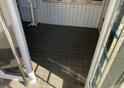 【エントランス】 | クリオ相武台参番館 | マンションのエントランスには、もともと風よけや防犯の役割がありますが、マンションによって宅配ボックスなどの設備が備わっている所もあります。日々の生活をイメージしながら生活しやすさをチェックしましょう。