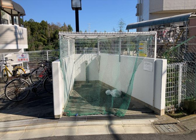 【設備】 | クリオ相武台参番館 | 共有部分は、住民なら誰もが使える設備のこと。例えば駐車場やエレベーター、インターネット設備、セキュリティ設備などがあります。他にも、マンションの廊下・外部階段やエントランス・ゴミ置き場などがあります。