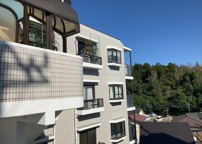 【現況写真】 | クリオ相武台参番館 | 道幅が広い場所は日当たりや風通が良好です。幅が広いのですれ違いも可能ですし大きな車でも駐車可能！一方で、大型車が通ることも多くなるため交通量の増加により騒音に繋がります。また土地の値段が高くなります。