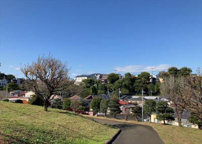 【展望】 | クリオ相武台参番館 | 眺望を気にして物件を探す場合、前面に建物が建っていないか現地で確認しましょう！前面に建物があると景色はもちろん、日当たりや風通しにも影響が出てきます。住んだ時のことを想像しながら現地見学をしましょう。