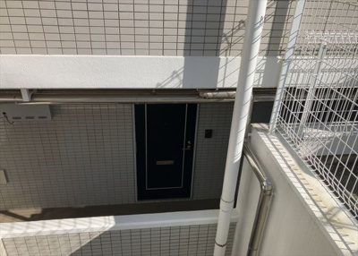 【玄関】 | クリオ相武台参番館 | 玄関は家の顔でもあり、家族以外の目にも止まる場所です。玄関は外との間を仕切る扉、靴などをしまっておく収納スペース、靴脱ぎのたたきスペース、来客とのやり取りをするドアホンなど複数のアイテムからなります。