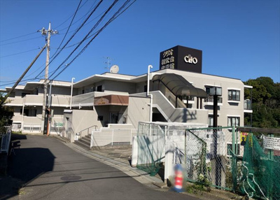 【外観】 | クリオ相武台参番館 | 外観はマンション管理がされているかの目安になります。築年数が古いと、壁面は劣化してひび割れが生じることも！建物が古びていても細かいところが修繕されていると、きちんと管理されているなぁと感じるでしょう。