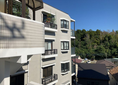 【バルコニー】 | クリオ相武台参番館 | 一般的なバルコニーは、奥行1.5ｍ程ですが、ワイルドバルコニーは2ｍまで広がっています。そのため洗濯物の間隔をあけ干すことができ、乾きやすいというメリットや、ガーデニングが楽しめる等の特徴があります。