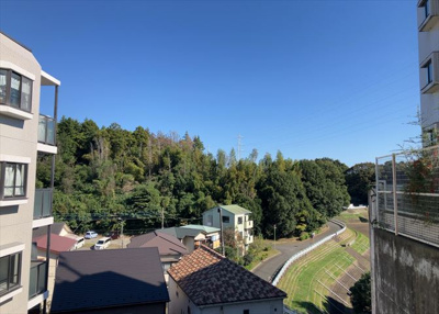 【展望】 | クリオ相武台参番館 | 眺望の良さを楽しめるダイニングキッチンで家族団らんの時間を過ごしてはいかがでしょうか。バルコニーから見える景色を家族で眺める時間は、時間が経つのを忘れてしまいそうですね。是非、現地を見に行きましょう！