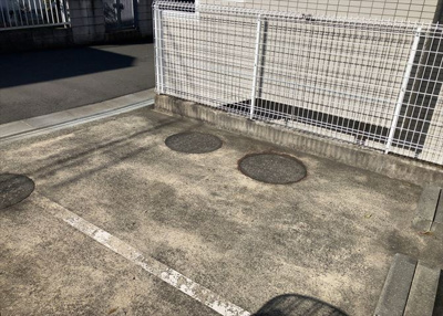 【駐車場】 | クリオ相武台参番館 | 車一台あたりに必要なスペースは、標準サイズの普通自動車で横幅2m50cm、長さ5mは必要になります。ただし、乗降のことも考慮して横幅3m30cm、長さ5m50cmほどは確保できるところを選びましょう。