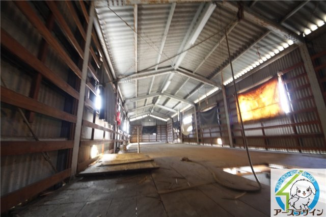 中尾貸倉庫の内装