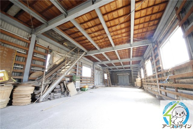 中尾貸倉庫の内装