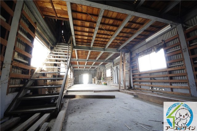 中尾貸倉庫の内装
