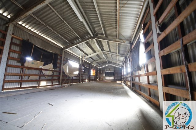 中尾貸倉庫の内装