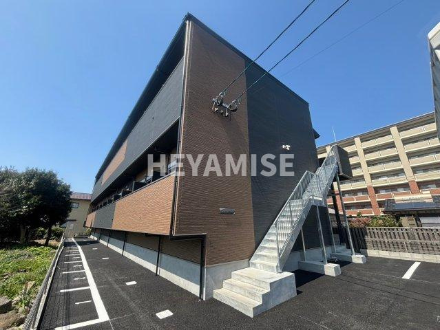デ・クメール新大村駅前の外観