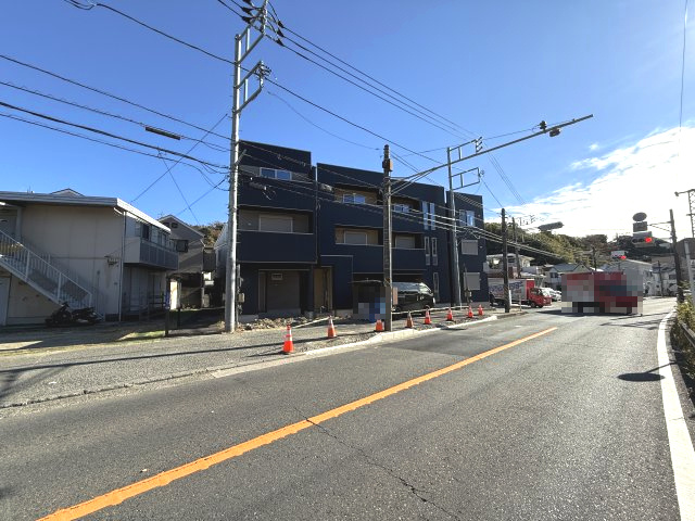 JR横須賀線「逗子」駅徒歩17分　A号棟の前面道路含む現地写真|前面道路