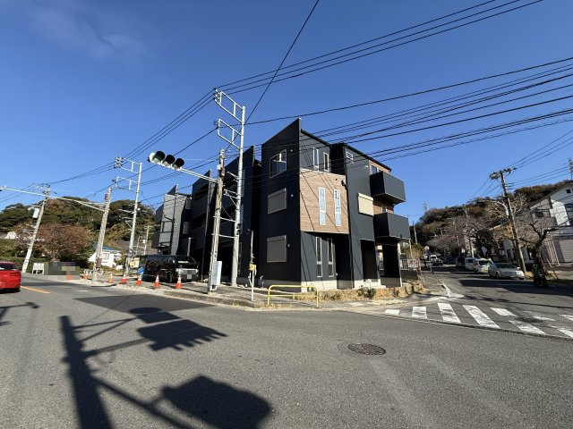 JR横須賀線「逗子」駅徒歩17分　A号棟の前面道路含む現地写真|前面道路