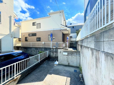 【駐車場】 | ◇◆みたけ台　中古戸建◇◆ | ◆ゆったりとした駐車スペースを確保いたしましたので、自転車やバイクなど、ゆとりのある敷地で置き場所に困ることはないでしょう。