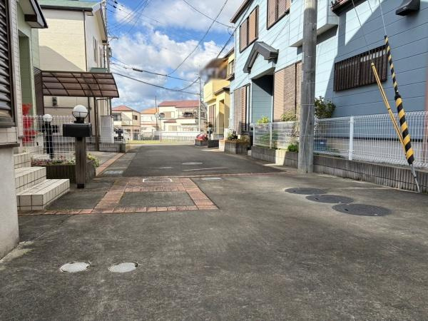 岩出市山田　中古戸建の前面道路含む現地写真
