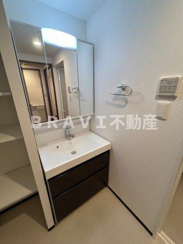 PHOERME城北公園　BRAVI不動産の独立洗面台|【PHOERME城北公園】独立洗面台、小物を置くことができて便利です