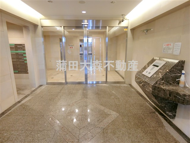 リクレイシア蒲田のエントランス|防犯カメラTVモニター付オートロック宅配BOXメールBOX管理人室　エントランス