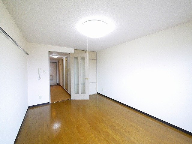 サンガーデン（田井庄町）の居間・リビング|ベッドも置ける広さです