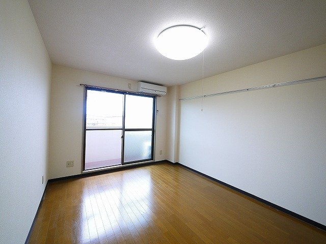 サンガーデン（田井庄町）の洋室|使い勝手のいい洋室です