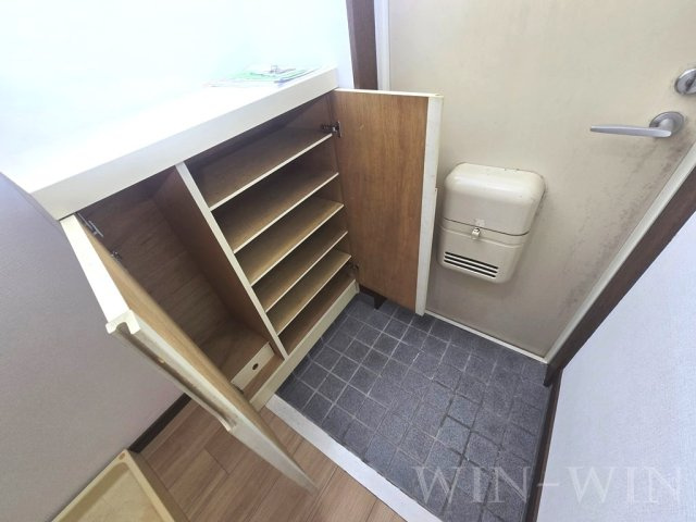 ウイングコート羽根井の玄関