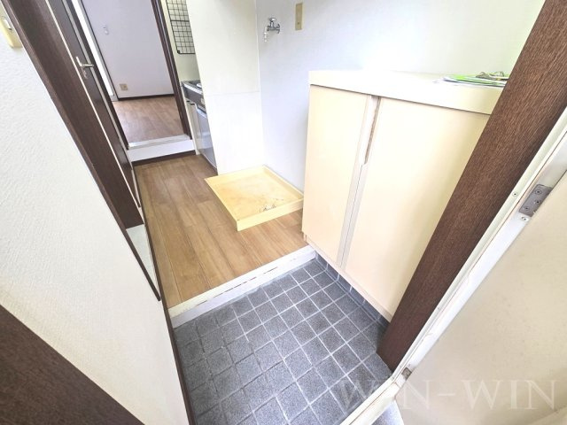 ウイングコート羽根井の玄関