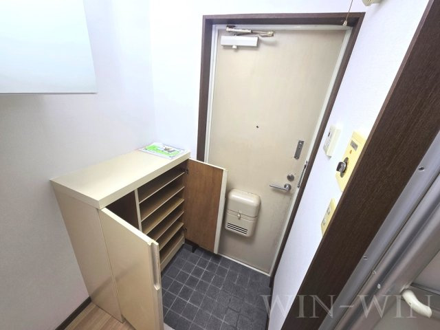 ウイングコート羽根井の玄関