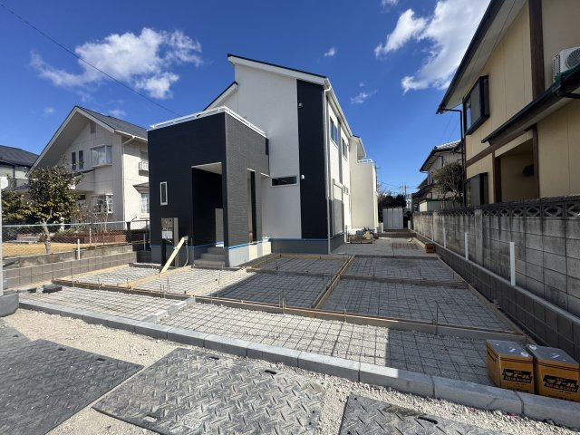 新築　前橋市古市町第1　1号棟の駐車場|現地写真　 駐車スペース広々！建物南側に並列2台+1台置けます♪					

