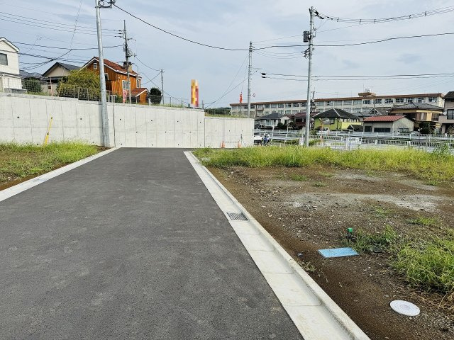 八王子市　中野上町　建築条件付き売地の前面道路含む現地写真|中野団地バス停徒歩5分の立地の建築条件付き売地　30坪1,700万円で、フリープランの建物を建築可能。