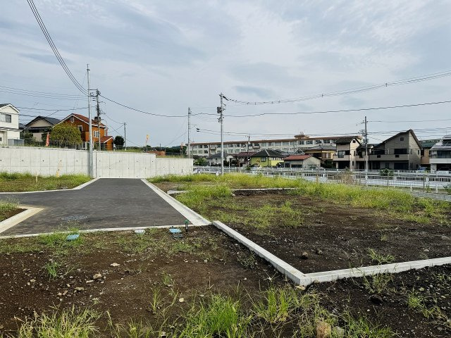 八王子市　中野上町3丁目　建築条件付き売地の前面道路含む現地写真|中野団地バス停徒歩5分の立地の建築条件付き売地　30坪1,700万円で、フリープランの建物を建築可能