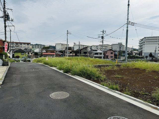 八王子市　中野上町3丁目　建築条件付き売地の前面道路含む現地写真|中野団地バス停徒歩5分の立地の建築条件付き売地です　30坪1,700万円で、フリープランの建物を建築可能