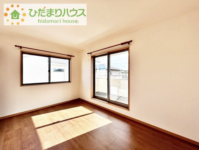 【寝室】 | 土浦市乙戸南２丁目　中古戸建 | バルコニーに面していて、たっぷり光りの入る明るい主寝室です！