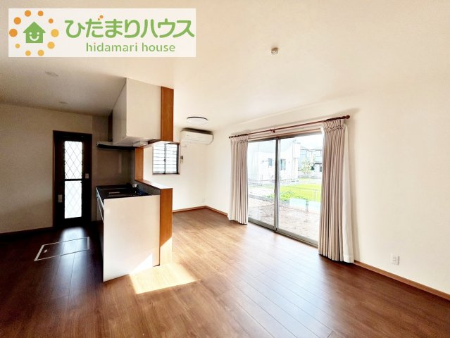 【居間・リビング】 | 土浦市乙戸南２丁目　中古戸建 | リビングの大きな窓からは、暖かな日の光が降り注ぎます・・・
