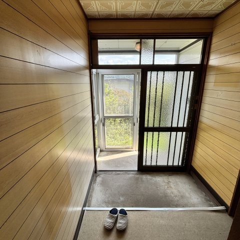 室蘭市本輪西町2丁目6-16戸建の玄関