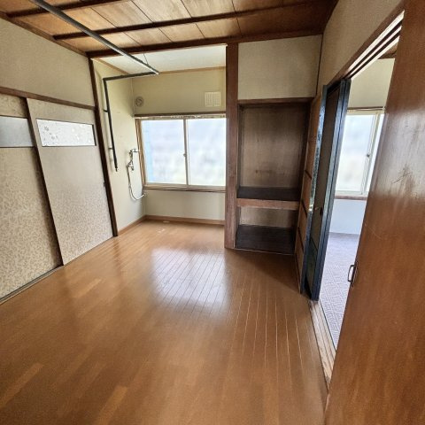 室蘭市本輪西町2丁目6-16戸建の居間・リビング