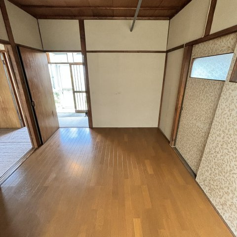 室蘭市本輪西町2丁目6-16戸建の居間・リビング