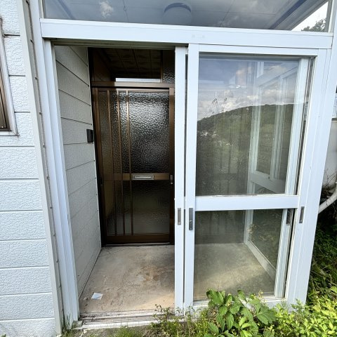 室蘭市本輪西町2丁目6-16戸建のエントランス